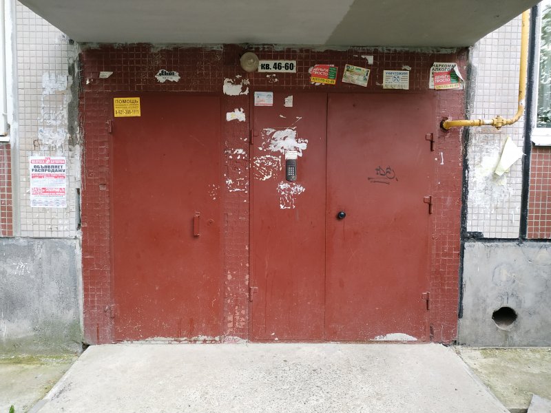 Подъездная дверь Старая