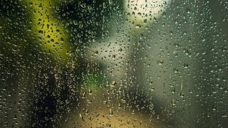 Капли на стекле