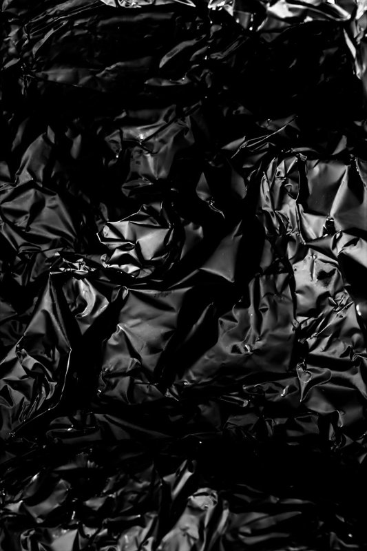 Черная помятая бумага