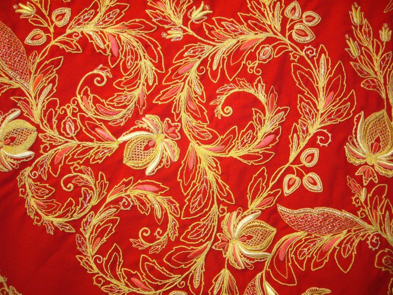 Ткань с золотой вышивкой