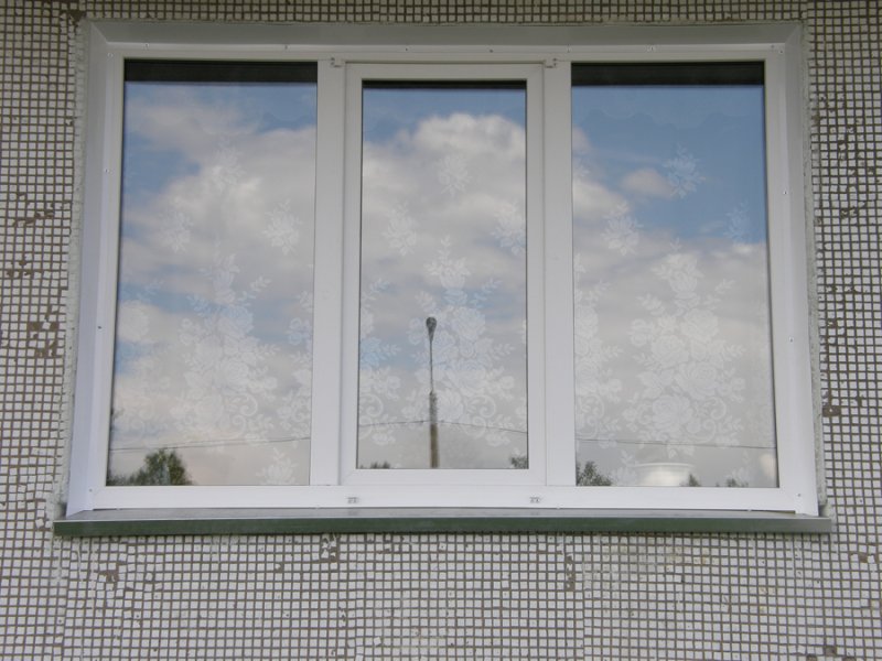 Пластиковое окно с улицы