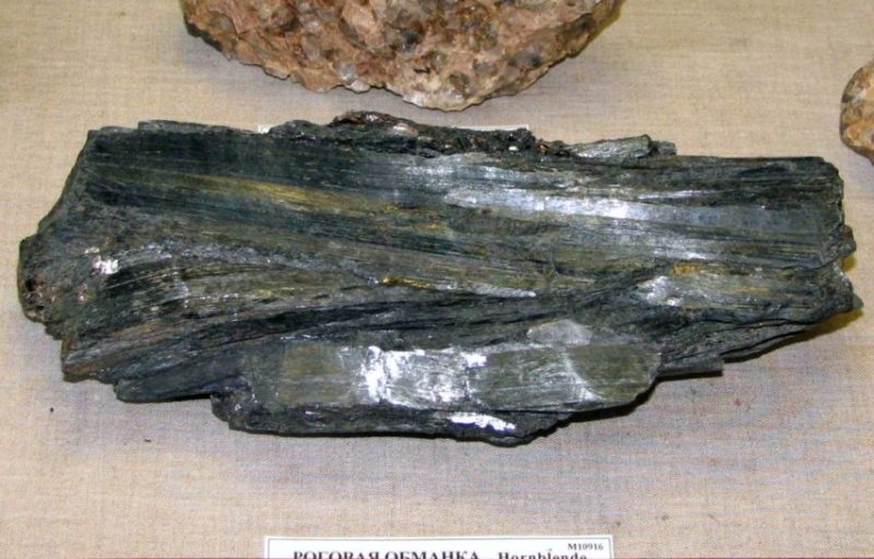 Занозистый излом роговой обманки