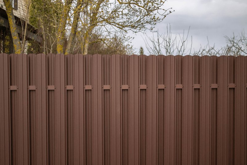 Забор из евроштакетника RAL 8017