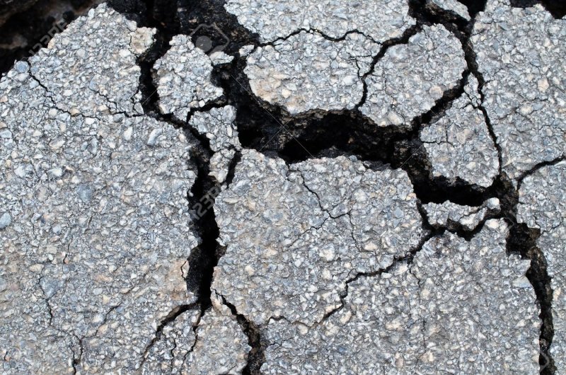 Трещины на асфальте