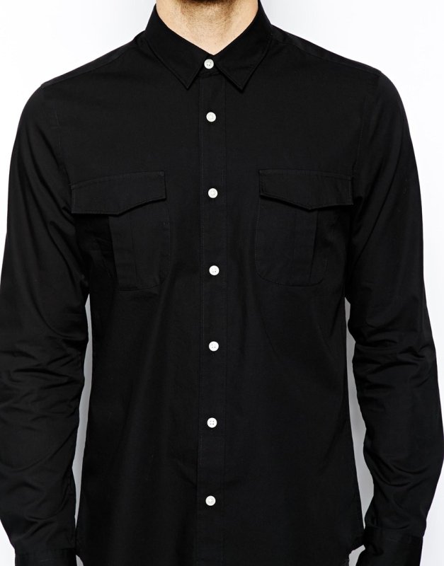 Мужчина в черной рубашке