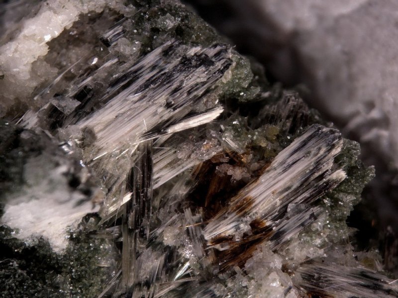 Занозистый излом роговой обманки