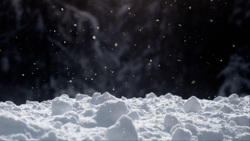 Сугроб на черном фоне