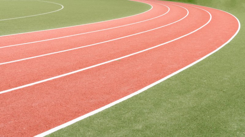 Беговая дорожка на стадионе сбоку