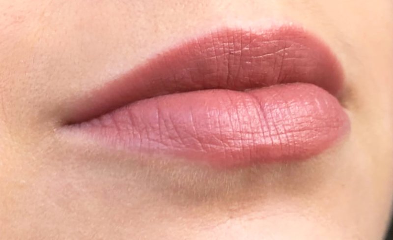Нюдовые помады сатиновой текстуры