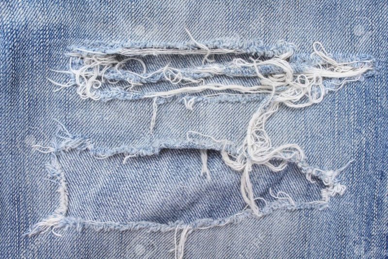 Рваная джинсовая ткань
