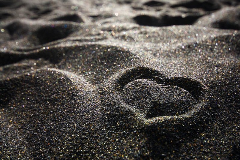 Черный песок