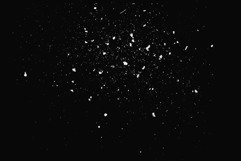 Пыль на черном фоне