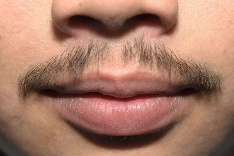 Тонкие усики