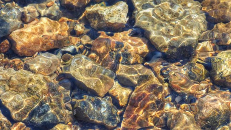 Камни под водой