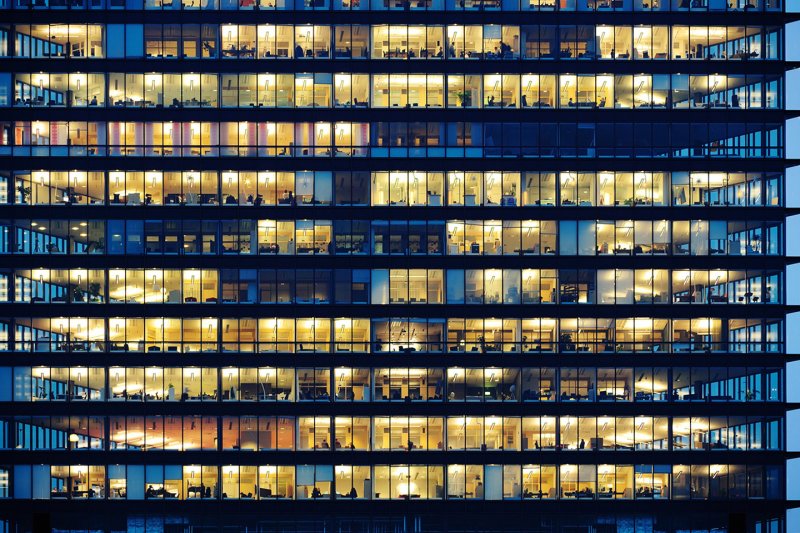 Окна небоскреба ночью