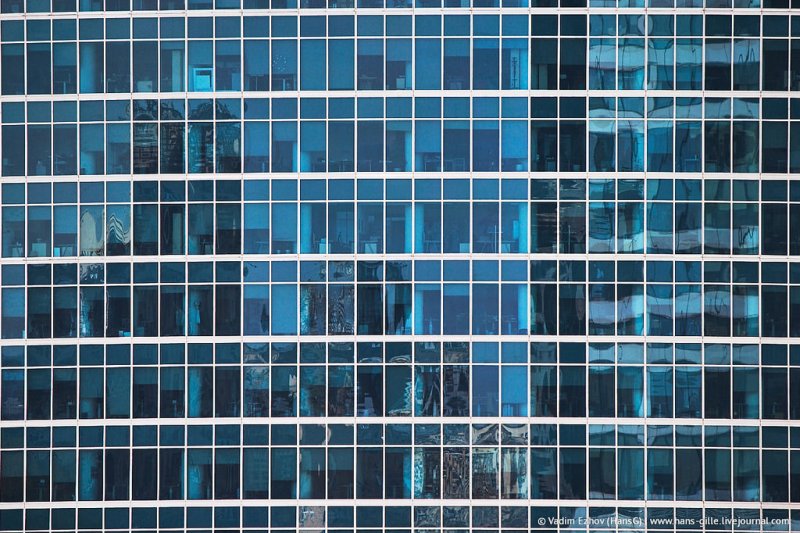 Стеклянный фасад здания