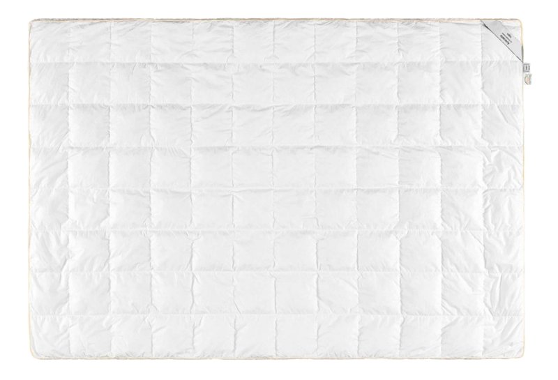 Белое стеганое одеяло