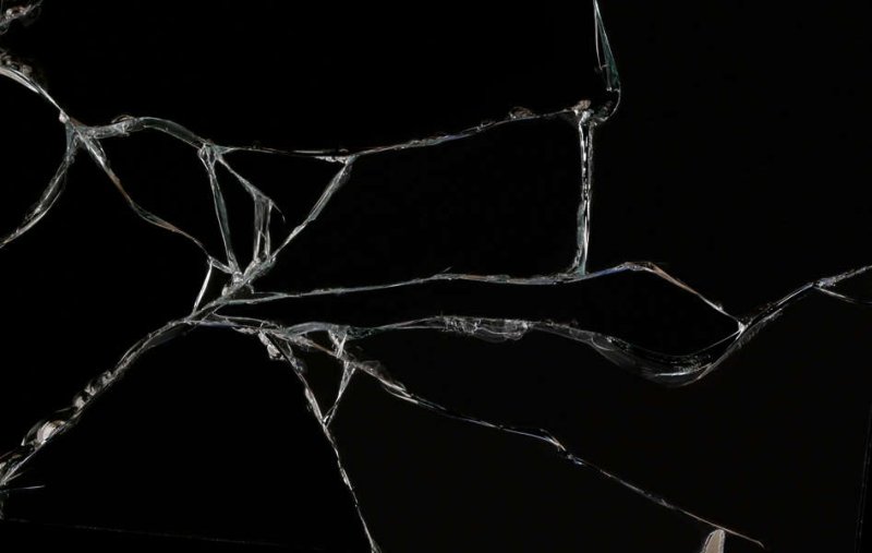 Трещины на черном фоне