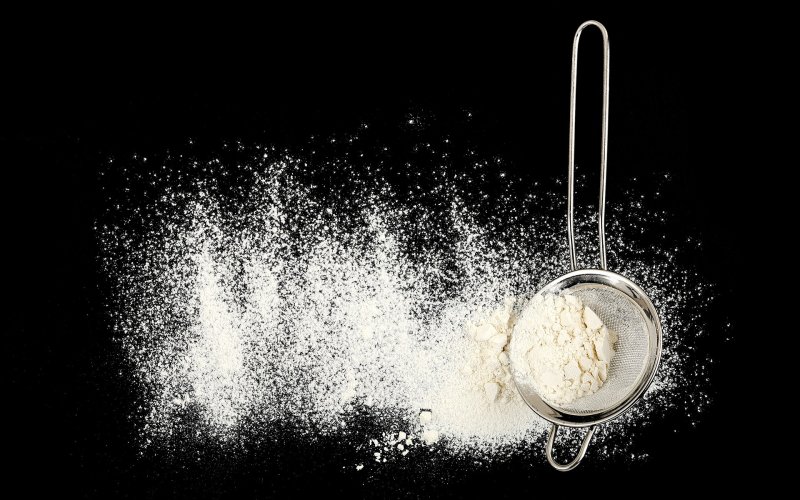 Мука на черном фоне