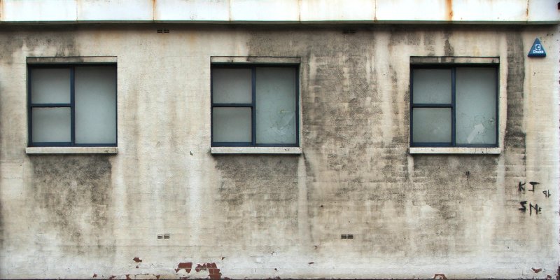 Бетонная стена с окном