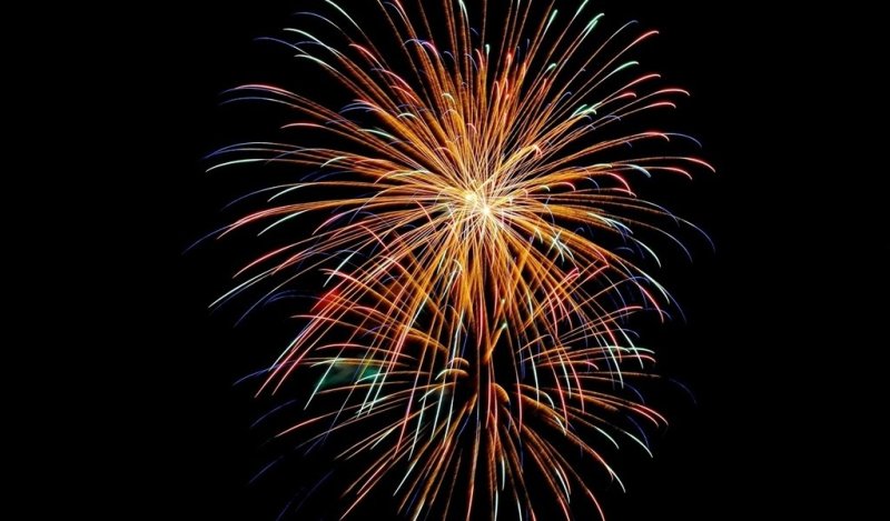 Фейерверк на черном фоне