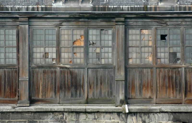 Дом с заколоченными окнами