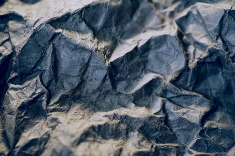 Черная мятая бумага