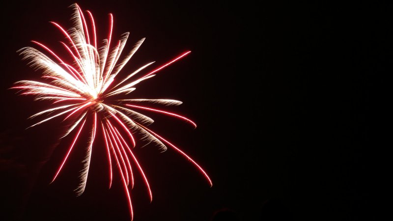 Фейерверк на темном фоне