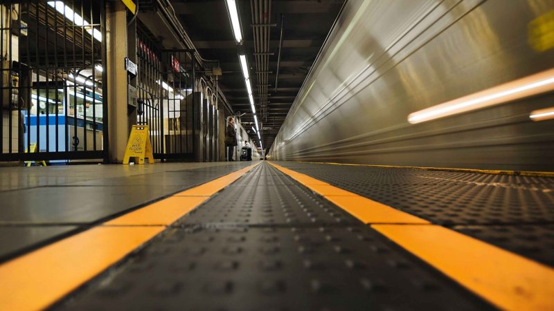 Ограничительная линия на платформе метро