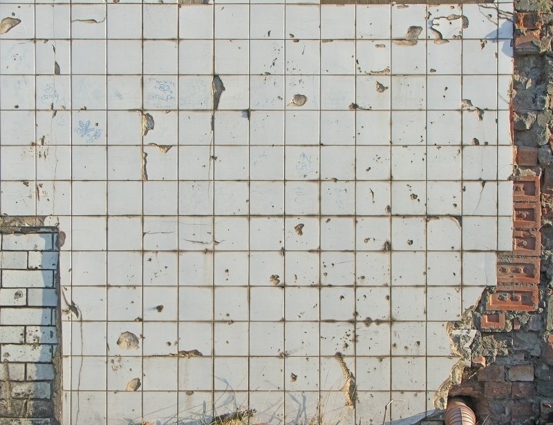 Старая плитка на стене