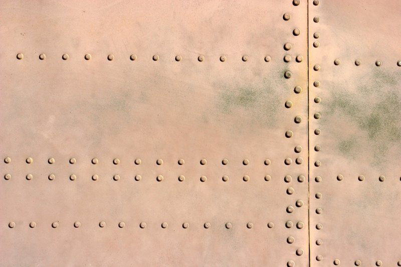 Металл с заклепками