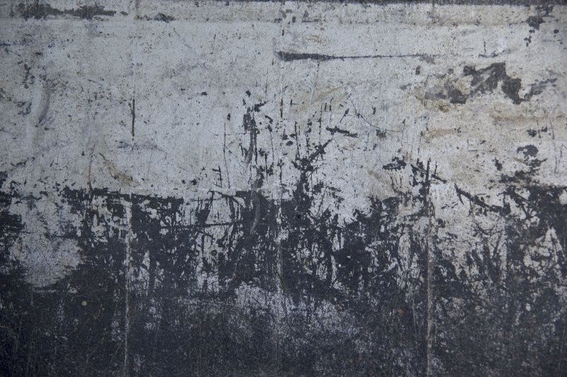 Потертости на стене