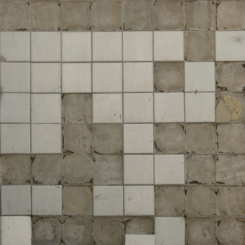 Старая плитка на стене