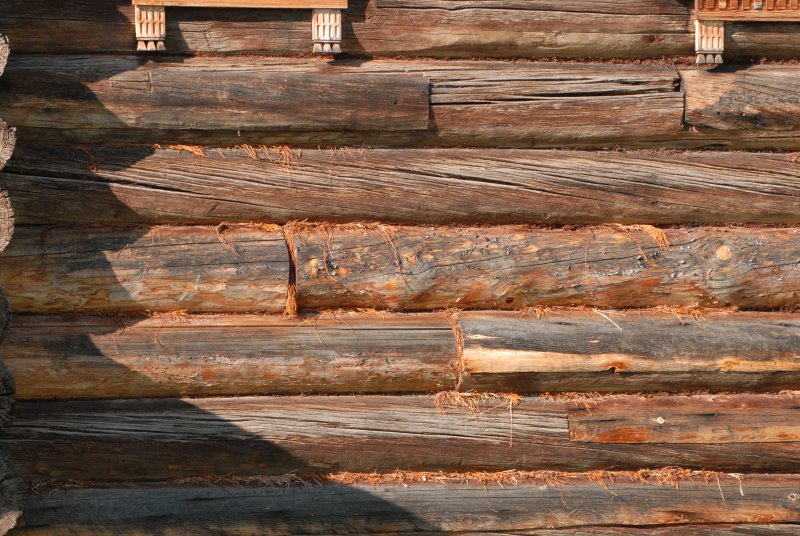 Старая бревенчатая стена