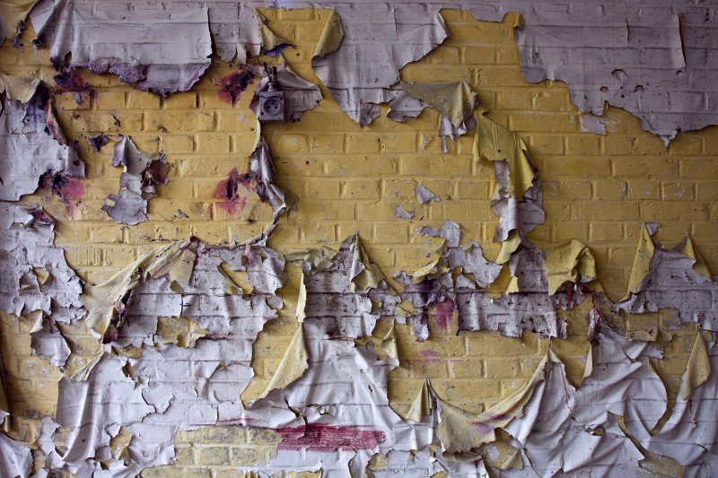 Старые обои на стене