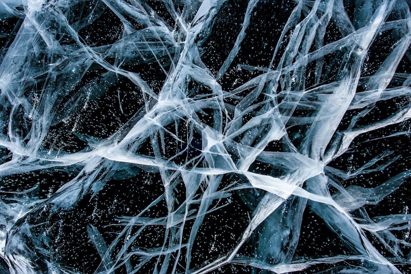 Трещины на льду
