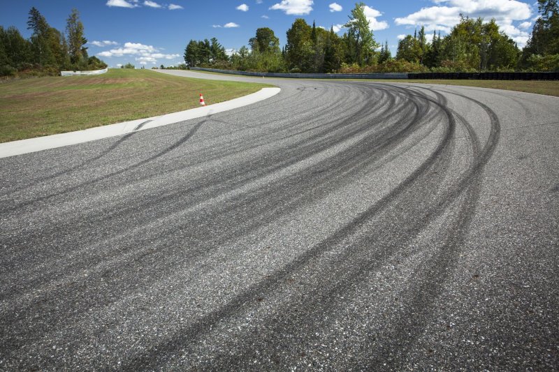 Следы шин на асфальте