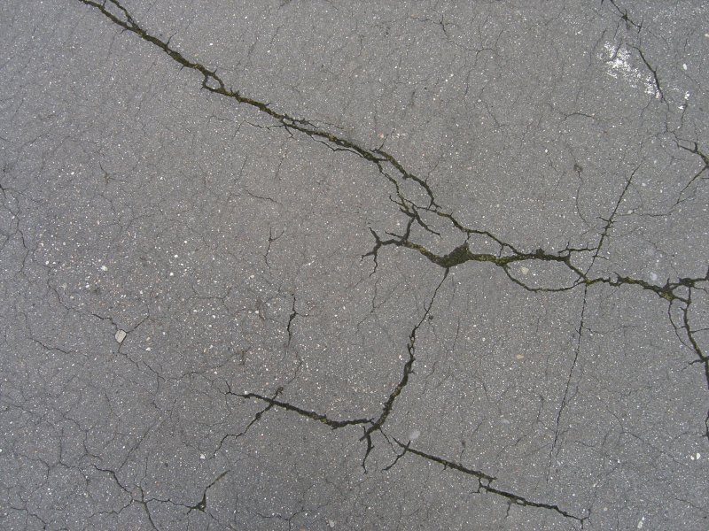Трещины на асфальте