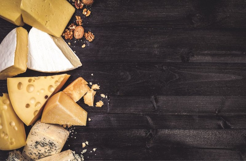 Сыр на черном фоне