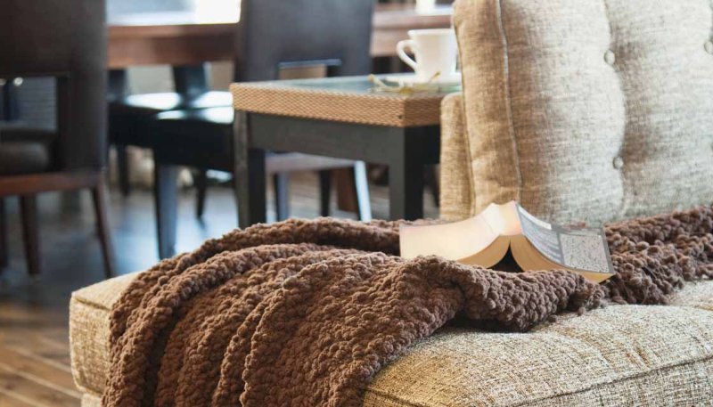 Плед на диване в интерьере